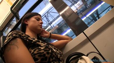 Public Agent šuká krásnou prsatou brunetku za rychlý prachy