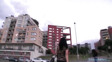 Public Agent šuká krásnou prsatou brunetku za rychlý prachy
