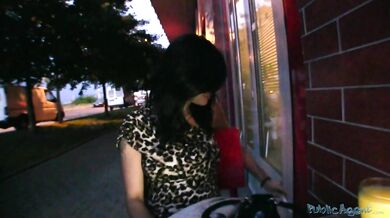 Public Agent šuká krásnou prsatou brunetku za rychlý prachy