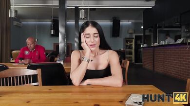 Ara Mix šuká s Public Agentem na veřejném místě