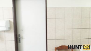 Ara Mix šuká s Public Agentem na veřejném místě
