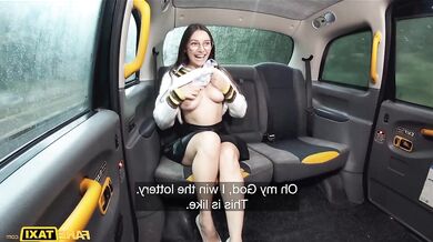 Sexy štíhlá prsatá brunetka šuká s taxikářem ve FakeTaxi