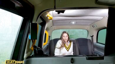 Sexy štíhlá prsatá brunetka šuká s taxikářem ve FakeTaxi