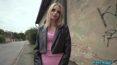 Blondýnka ošukaná večer na ulici za rychlý prachy