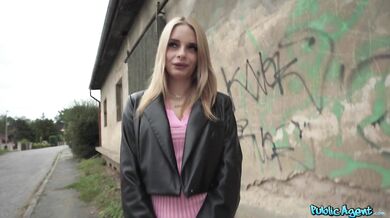 Blondýnka ošukaná večer na ulici za rychlý prachy