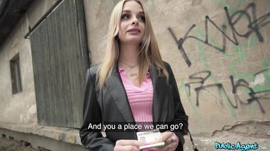 Blondýnka ošukaná večer na ulici za rychlý prachy