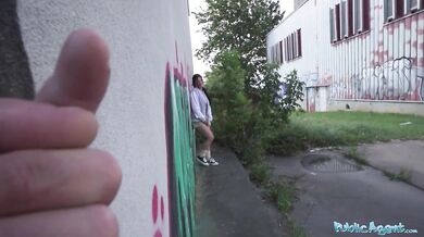Public Agent přistihne masturbující černovlásku