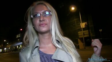 Sexy MILFka Jessy Tiger šuká večer na ulici s Public Agentem