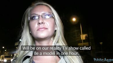 Sexy MILFka Jessy Tiger šuká večer na ulici s Public Agentem