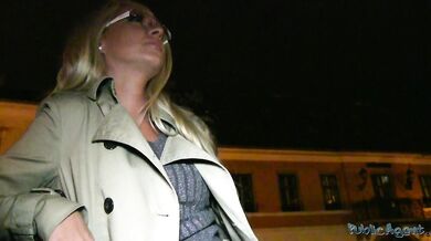 Sexy MILFka Jessy Tiger šuká večer na ulici s Public Agentem