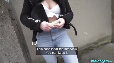 Public Agent uplatí prsatou cizinku Didi Zerati k šuku