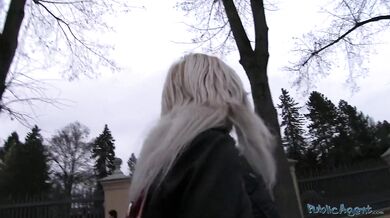 Blond MILF se nechá ošukat od Public Agenta na veřejném záchodě