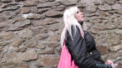 Blond MILF se nechá ošukat od Public Agenta na veřejném záchodě