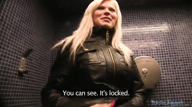 Blond MILF se nechá ošukat od Public Agenta na veřejném záchodě