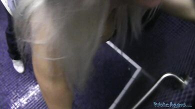Blond MILF se nechá ošukat od Public Agenta na veřejném záchodě