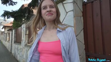 Šukání ve skladu na zahradě s mladou blondýnkou - Nikki Riddle