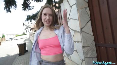 Šukání ve skladu na zahradě s mladou blondýnkou - Nikki Riddle