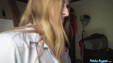 Šukání ve skladu na zahradě s mladou blondýnkou - Nikki Riddle