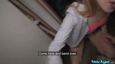 Šukání ve skladu na zahradě s mladou blondýnkou - Nikki Riddle