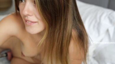 Zralá sólistka z OnlyFans relaxuje v posteli s novou hračkou