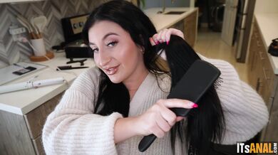 Brunetka MILF Aleksa Mink předvádí svůj velký zadek při análním sexu