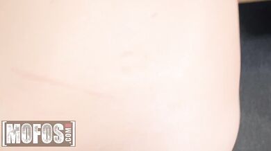 Scarlet Johnson předvádí orál v POV v brýlích