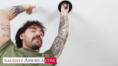 Tylee Texas potřebuje pomoc od kamaráda svého syna, protože její vlhká MILF kundička pulzuje