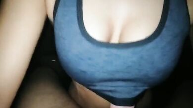 Dovede ho k vyvrcholení přímo ve své sportovní podprsence