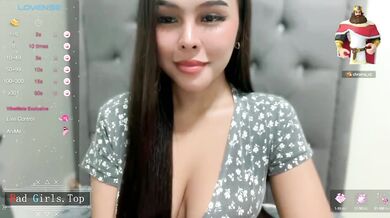 Drobná teenka ukazuje super sexy přírodní velká prsa