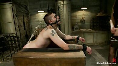 Domina Bobbi mučí svázaného otroka se strap-onem