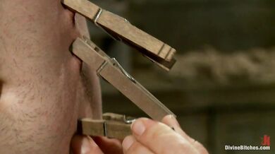 Domina Bobbi mučí svázaného otroka se strap-onem