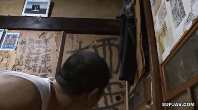 Asijská děvka šuká za plného denního světla