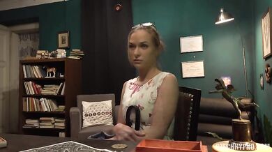 Vinna je zhypnotizována a ošukána