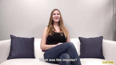 Katerina dělá kouření při castingu v POV a nechá se postříkat