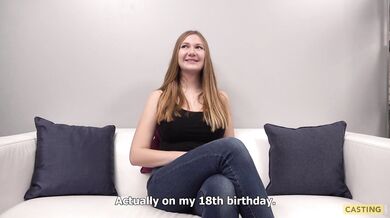 Katerina dělá kouření při castingu v POV a nechá se postříkat