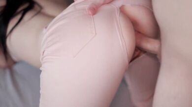 Amatérská teenka v těsných džínách v POV dostane creampie v poloze zezadu