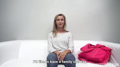 Blond děvka se nechá ošukat na castingu