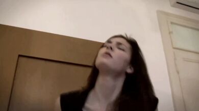 Česká brunetka kouří venku