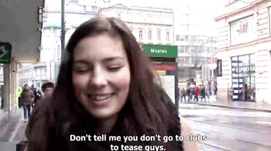 Česká brunetka kouří venku