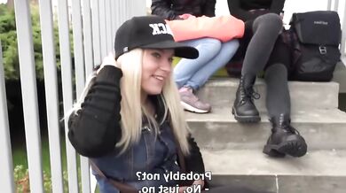 Sarah Kay miluje peníze