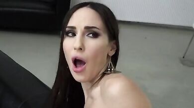 Brunetka je tvrdě šukána zezadu, až se jí třesou nohy