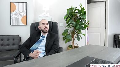 Blonďatá MILF Lani Rails ulevuje svému kolegovi od stresu v kanceláři