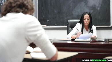 Profesorka svádí svého oblíbeného studenta divokou jízdou s drsným šukáním do kundičky