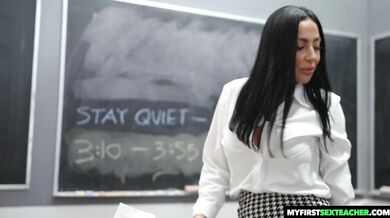 Profesorka svádí svého oblíbeného studenta divokou jízdou s drsným šukáním do kundičky