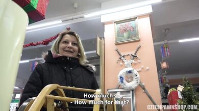 Potetovaná blondýnka vyměňuje sex za peníze u baru