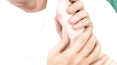 Starý dědek miluje nohy a prsty
