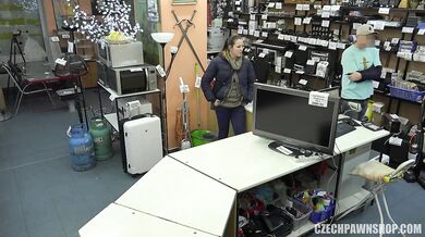 Blondýnka vymění své tělo za hotovost v zastavárně