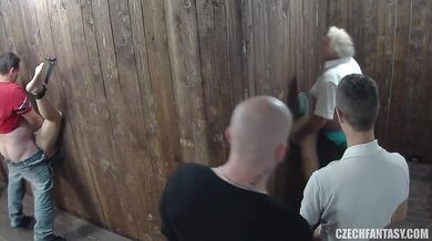 České kočky si to rozdají s nadrženým davem v divoké skupinové fantazii