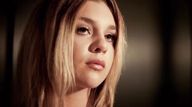 Gabbie Carter dělá svému manželovi radost tím, že si to rozdává se dvěma muži