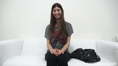 Prsatá česká brunetka předvádí na konkurzu uslintanou kouřku v POV